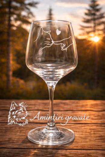 Pahar vin gravat cu pisică și mână – cadou personalizat pentru iubitorii de pisici