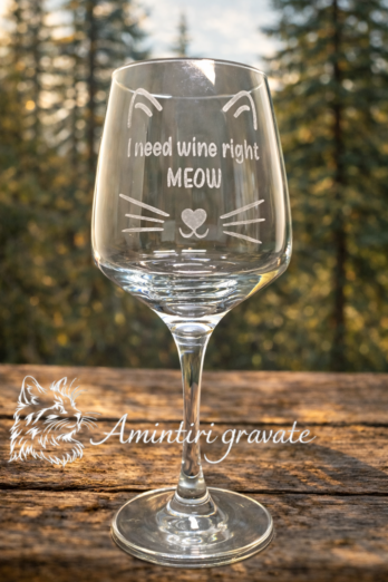 Pahar de vin gravat cu pisică – „I need wine right meow”