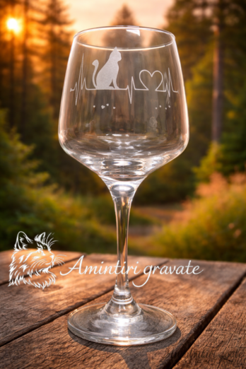 Pahar vin personalizat cu pisică și inimă – cadou gravat pentru iubitorii de animale