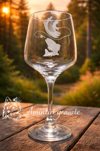 Pahar de vin gravat cu pescar – cadou ideal pentru pescari